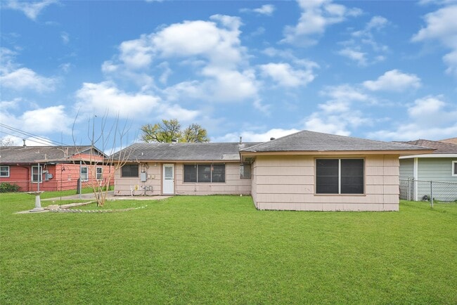 Building Photo - 1853 Huge Oaks St