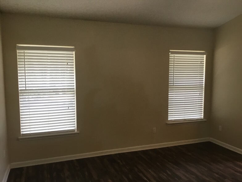 Building Photo - 6701 Southern Oaks Dr