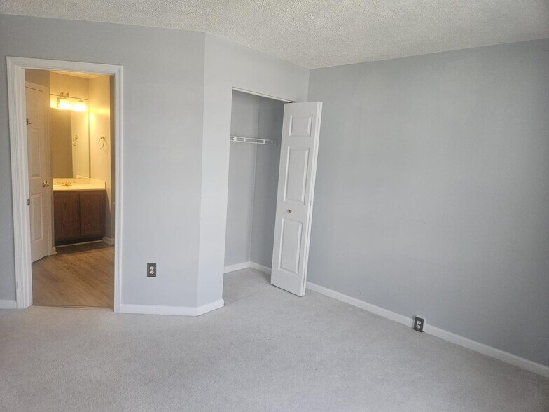 Building Photo - 5650 Wade Ct