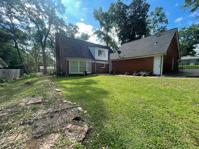 Building Photo - Southern Heights Beauty!