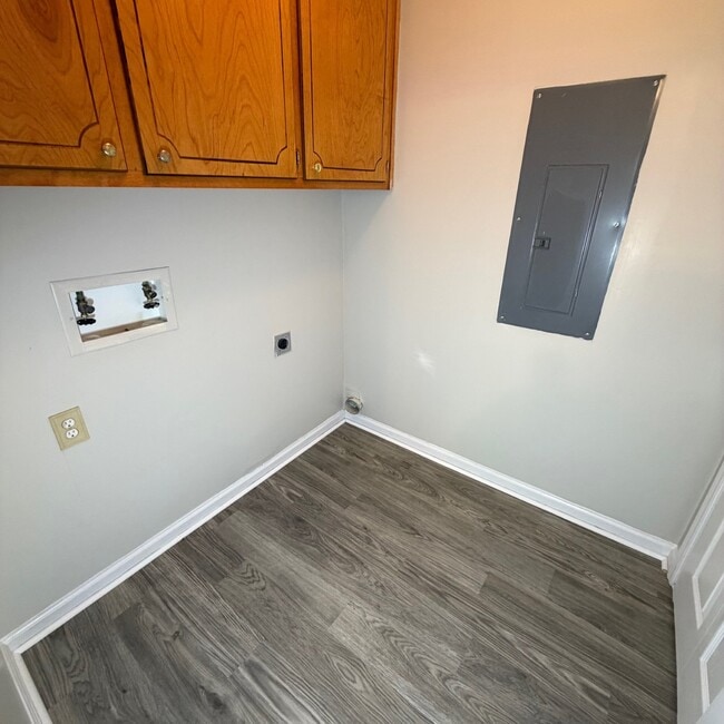 Building Photo - 2345 Vineyard Dr
