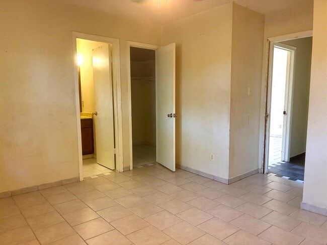 Building Photo - 902 Sirocco Dr
