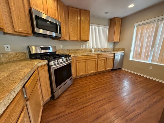 Building Photo - Gorgeous 2 bedroom townhouse Ready for immedate move-in!