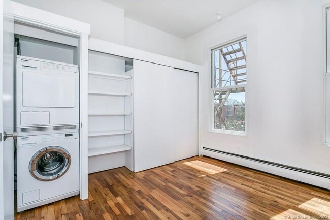 Building Photo - 558 Chapel St