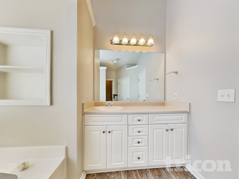 Building Photo - 16 Waterloo Ct