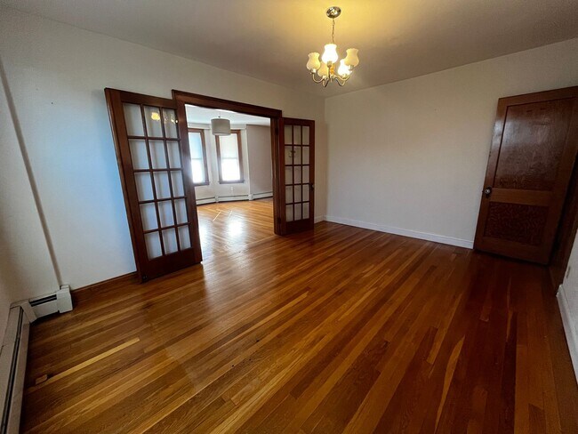 Building Photo - Inviting 2-Bedroom 2nd Floor Apartment in ...