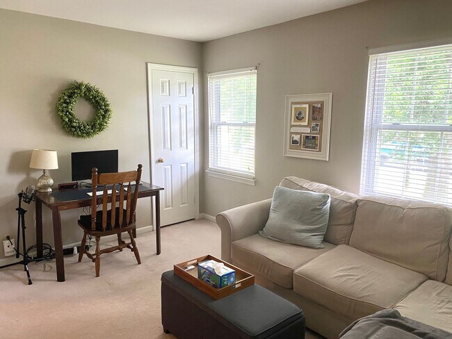 Building Photo - 2 Bed, 1.5 Bathroom Townhome with 2 Vehicle Carport
