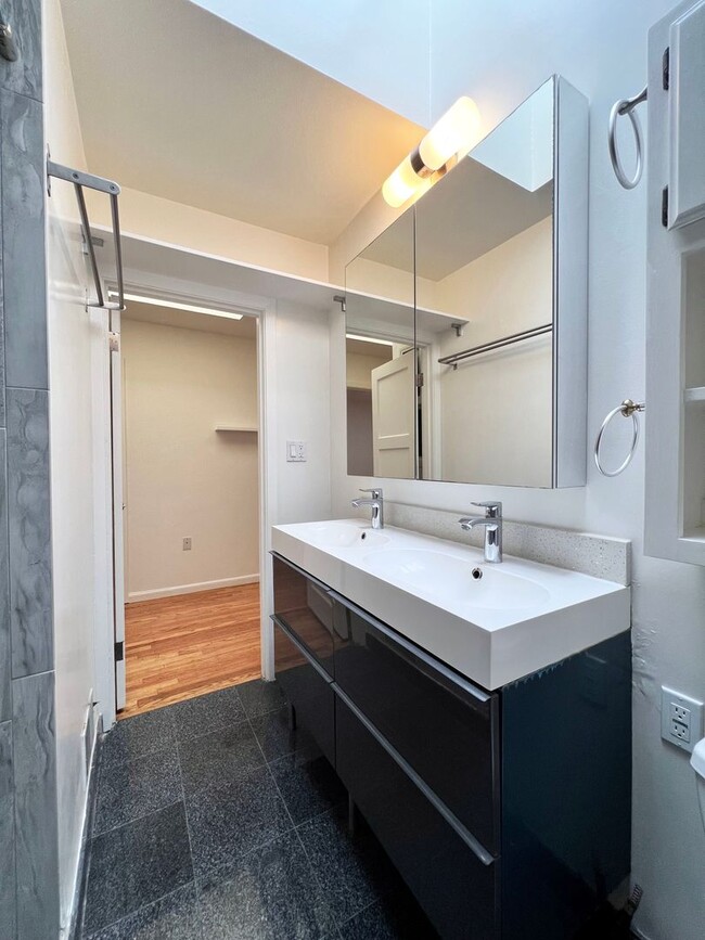 Building Photo - Charming Upstairs Unit in Desirable Parksi...