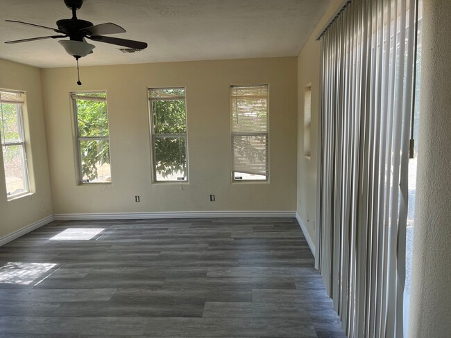 Building Photo - 4 bedroom 2bathroom Home Available now! Ap...