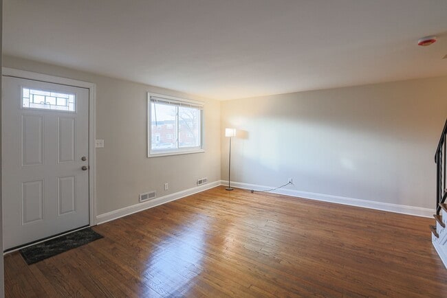 Building Photo - RENOVATED PARKVILLE TOWNHOME 3BR 1.5BA
