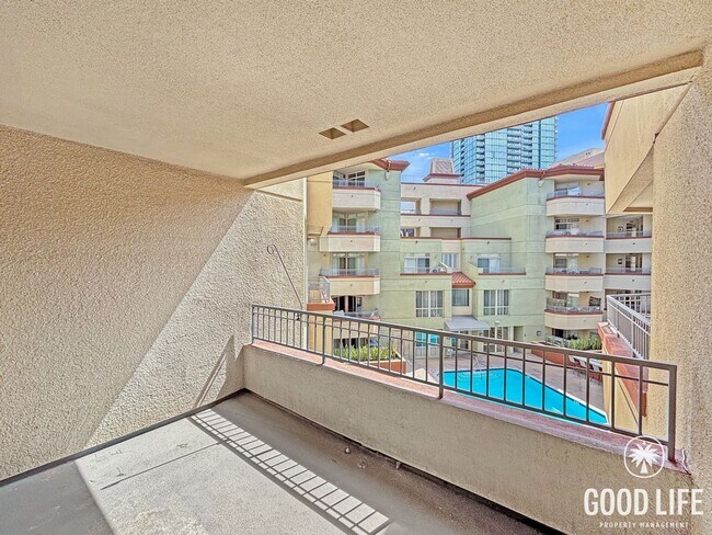 Building Photo - Stylish 1BD/1BA Condo in Cortez Hill with Balcony, In-Unit W/D & Pool Views
