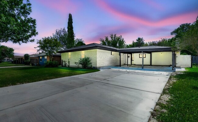 Building Photo - 2113 21st Ave N