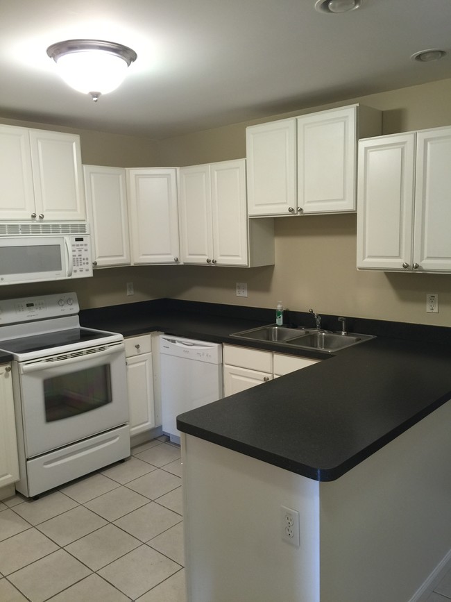 Great kitchen with new appliances - 8115 Kimball Dr