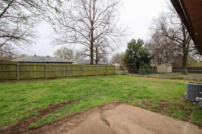 Building Photo - 2124 Allenhurst St