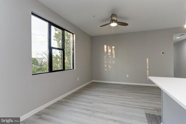 Building Photo - 400 S Highland Ave