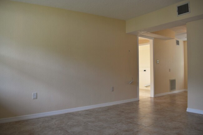 Building Photo - Reduced price! Great Neighborhood!