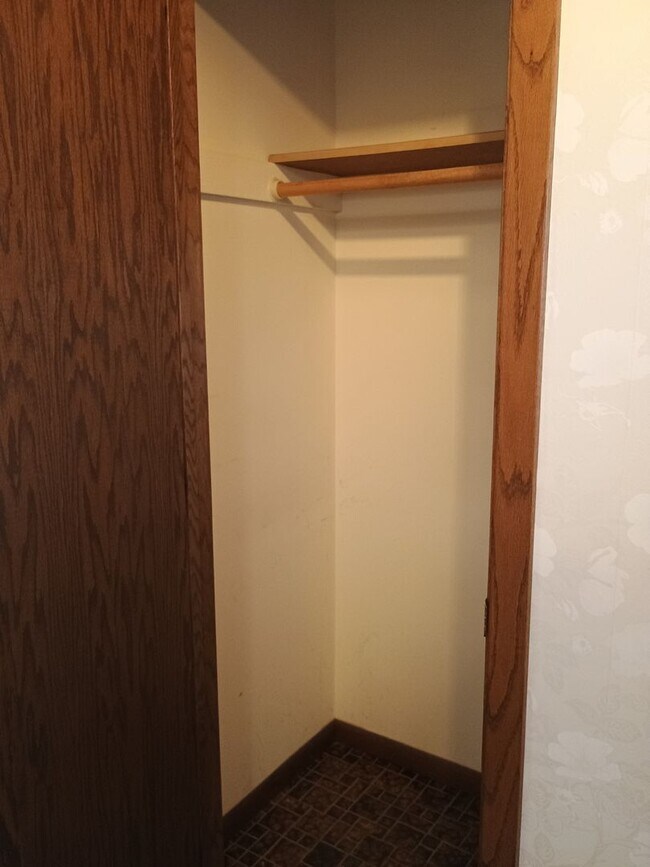 Building Photo - AVAILABLE 4/01/26 Large 2 Bedroom 1 Bath Main Floor Home