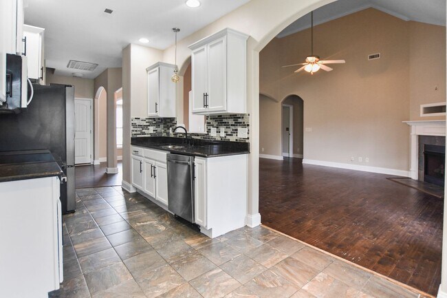 Building Photo - Pet Friendly Three Bedroom with Bonus!