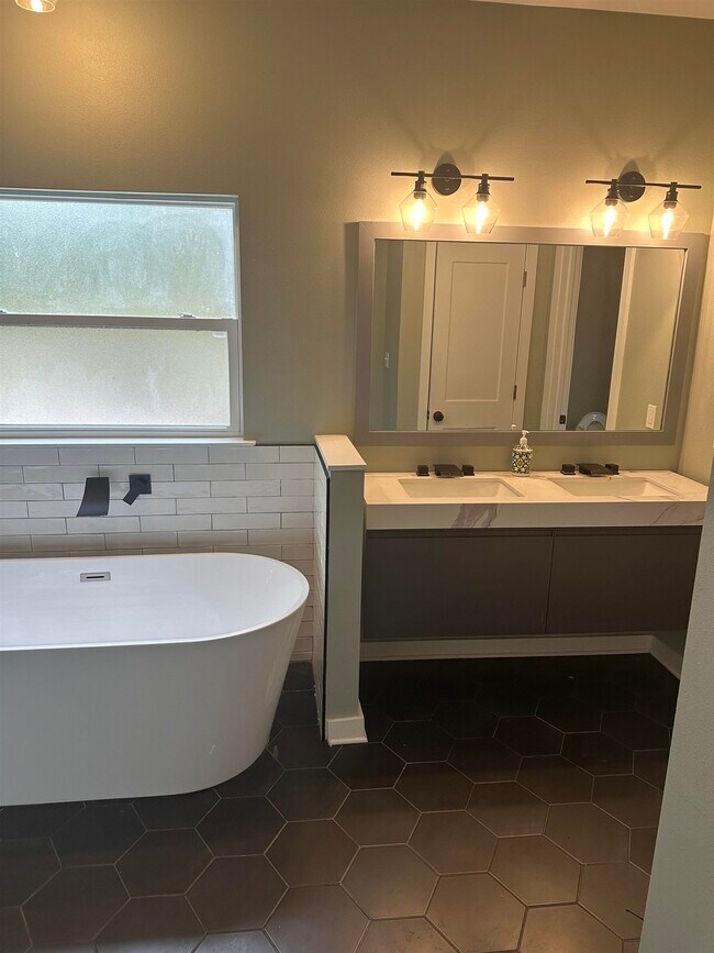 Building Photo - 2057 Dellwood Dr