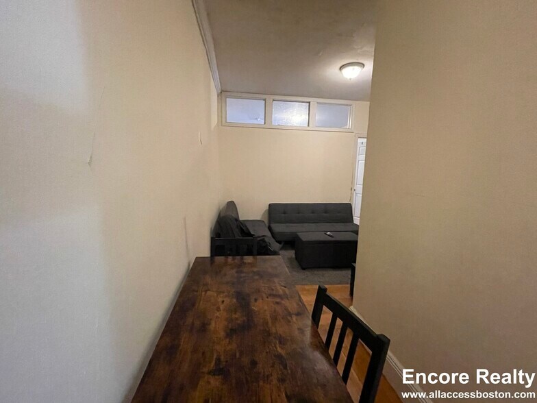 Building Photo - 19 Thatcher St