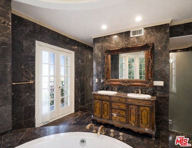 Building Photo - 2258 Gloaming Way