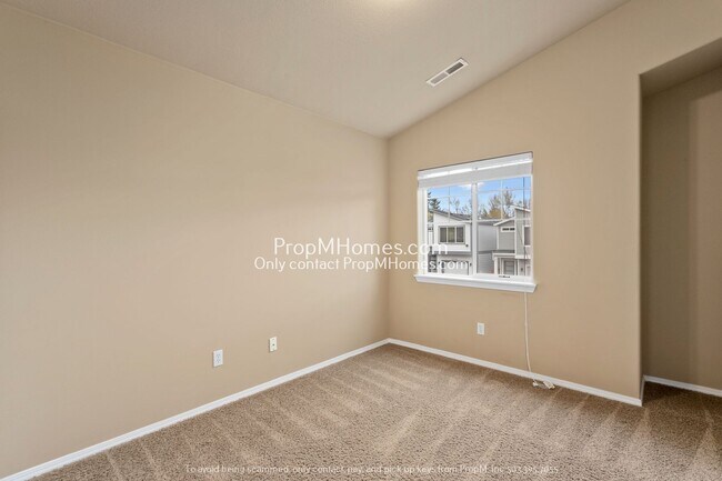 Building Photo - Cozy 3 Bedroom Home Close to Nike & Intel!