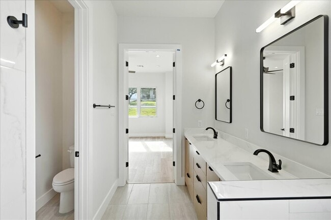 Building Photo - 512 Cowal Dr S
