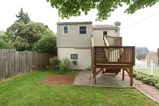 Building Photo - 2-Bedroom, 1-Bath Single-Family Home with Integral Garage and Renovated Interior for Rent