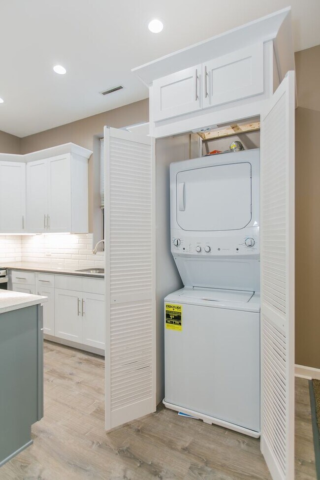 Building Photo - 2342 N Clark St