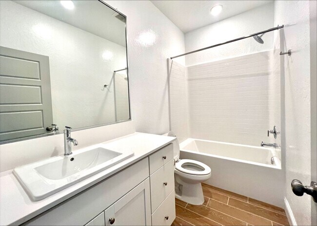 Building Photo - Beautiful 3-Bed, 2-Bath Lennar Home in Daf...