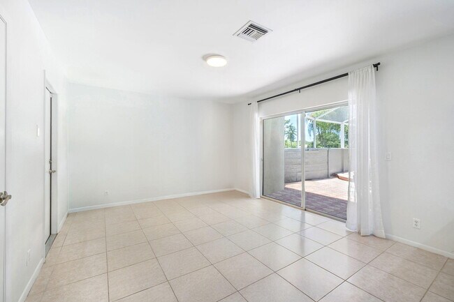 Building Photo - 1527 S Club Dr