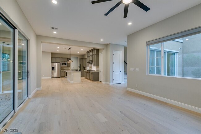 Building Photo - 2566 Speyburn Ave