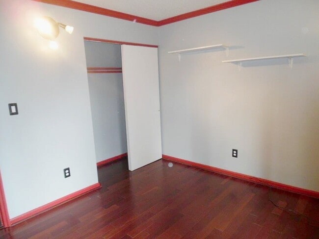 Building Photo - Great Curb Appeal, Location, and Price!