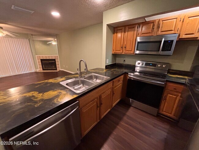 Building Photo - 8531 Sturbridge Cir W