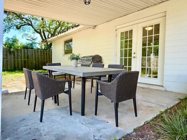 Building Photo - Relaxed Florida living at this 3Bedroom/ 2bath home in the Heart of Daytona Beach!