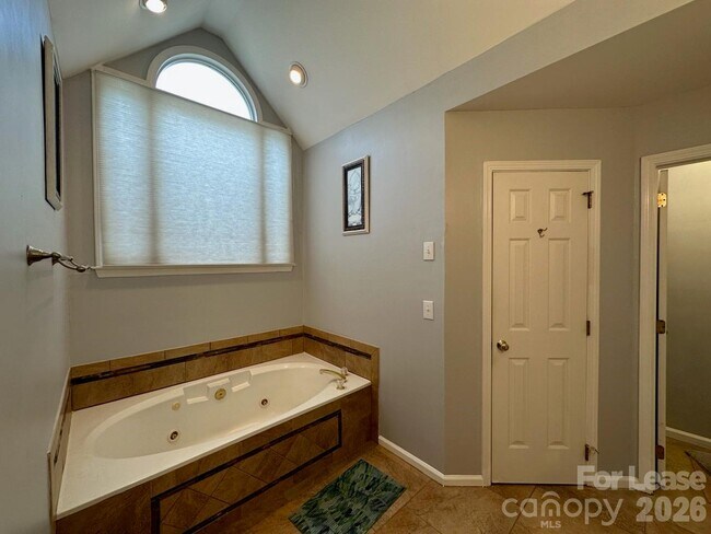 Building Photo - 9207 Sandpiper Dr