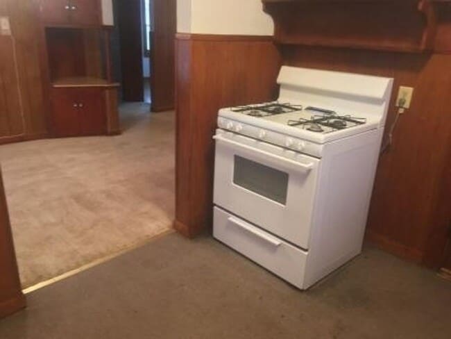 Building Photo - Cute 2 bedroom home for only $895 in conve...