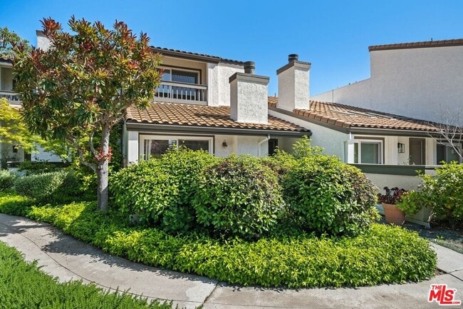 Building Photo - 1646 Palisades Dr