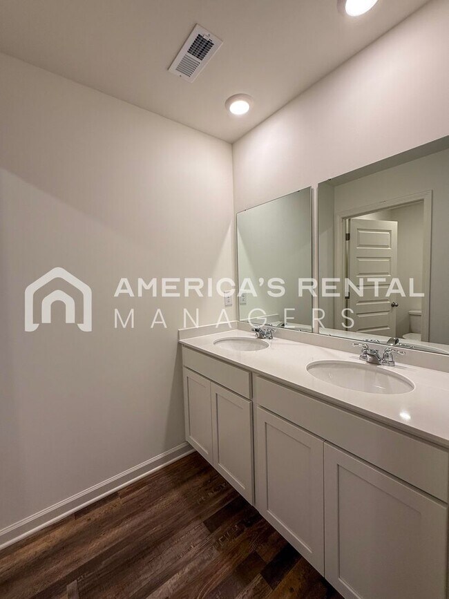 Building Photo - Gorgeous New Construction 5 Bed / 3 Bath H...