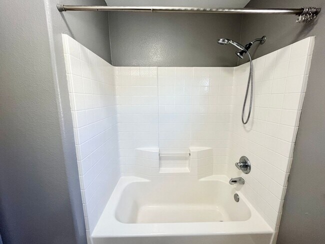 Building Photo - Beautiful 3B/2.5BA House w/ Large Yard, W/...