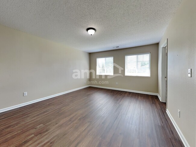 Building Photo - 221 Timberwood Dr