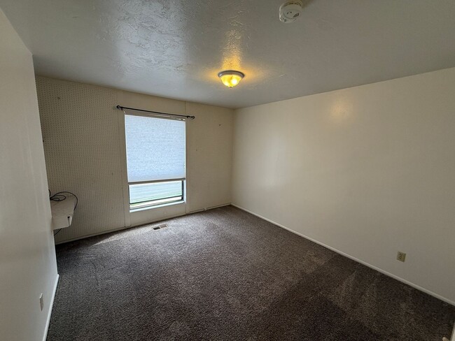 Building Photo - Large Five Bedroom Home, Sandy, 2500 sq ft, New Paint, New carpet, New Flooring