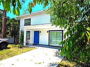 Building Photo - 5105 Tangerine Ave S