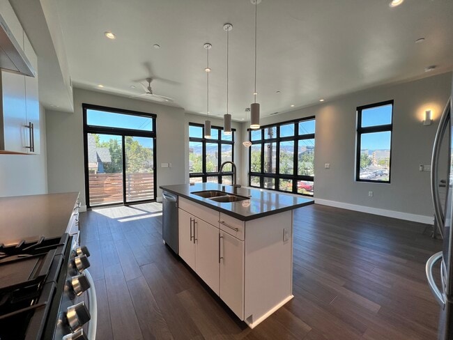 Building Photo - 100 High St