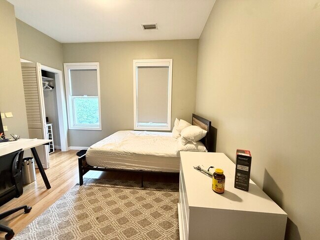 Building Photo - 110 Chester St