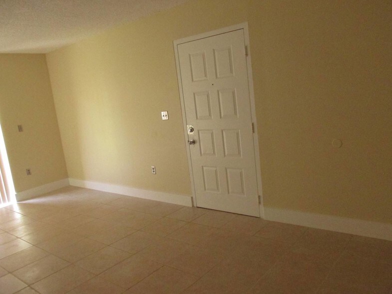 Building Photo - 7423 SW 152nd Ave