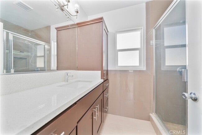Building Photo - 204 Elm St