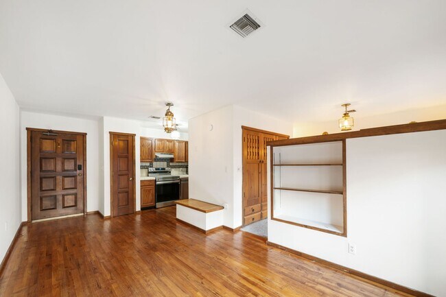 Building Photo - Inviting Studio in the Heart of Downtown S...