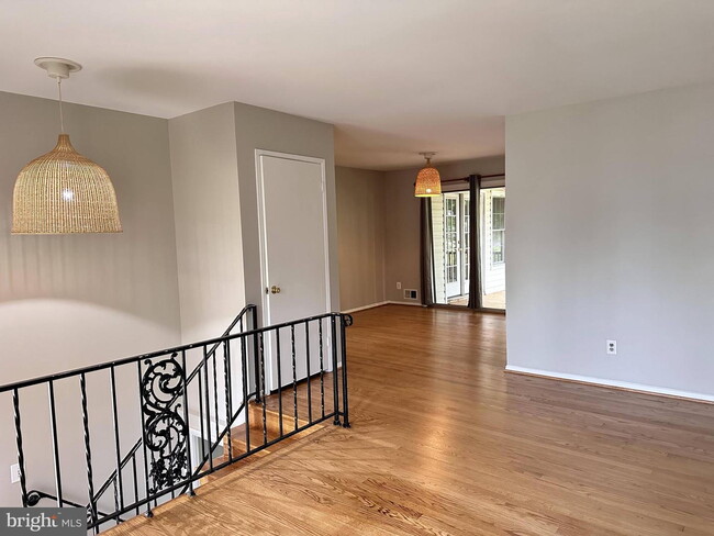 Building Photo - Charming Cul-de-Sac Home in a Prime Location