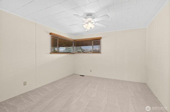 Building Photo - 501 N Oak St